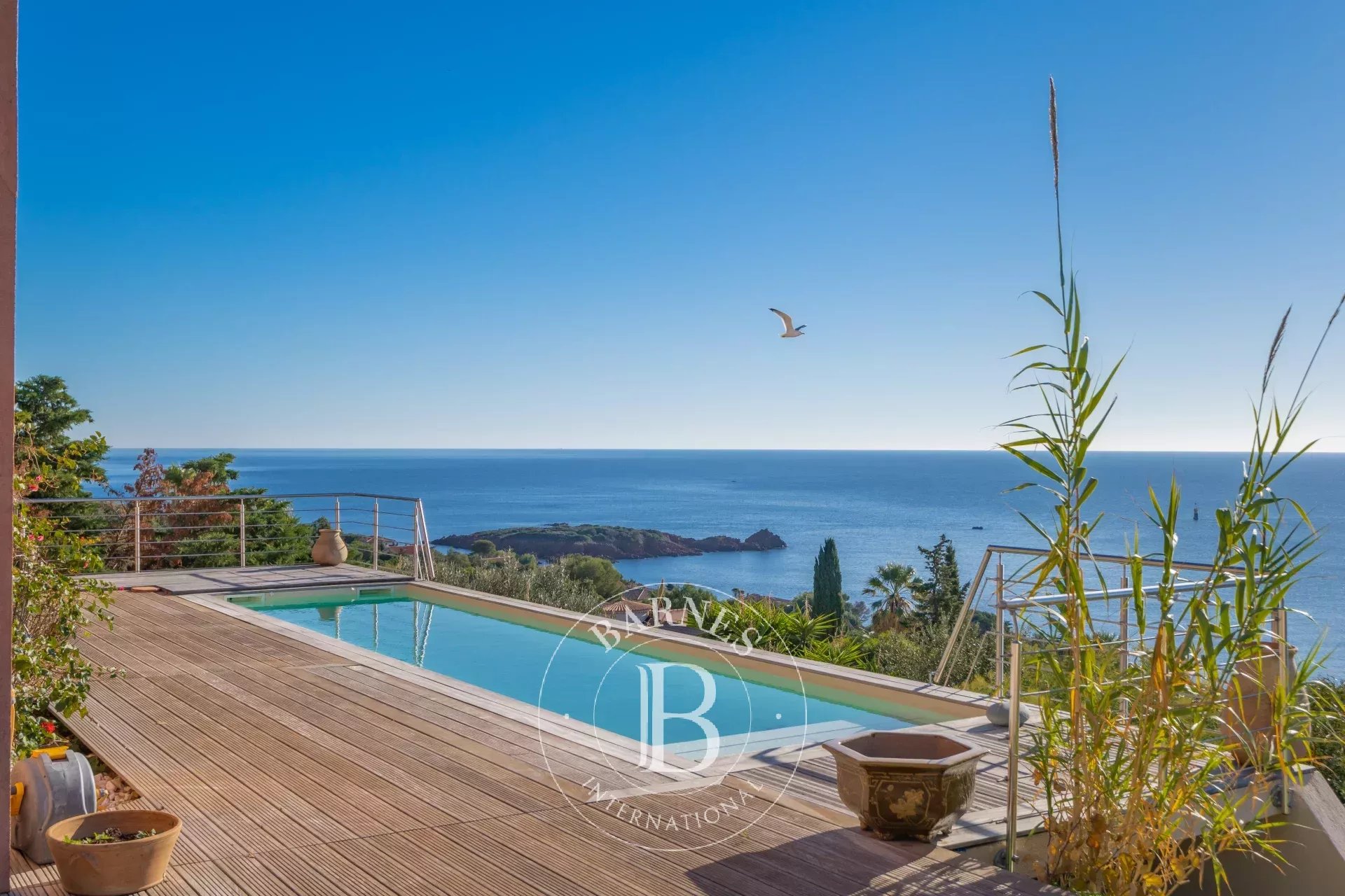 SAINT-RAPHAËL - VILLA RÉNOVÉE AVEC VUE MER PANORAMIQUE