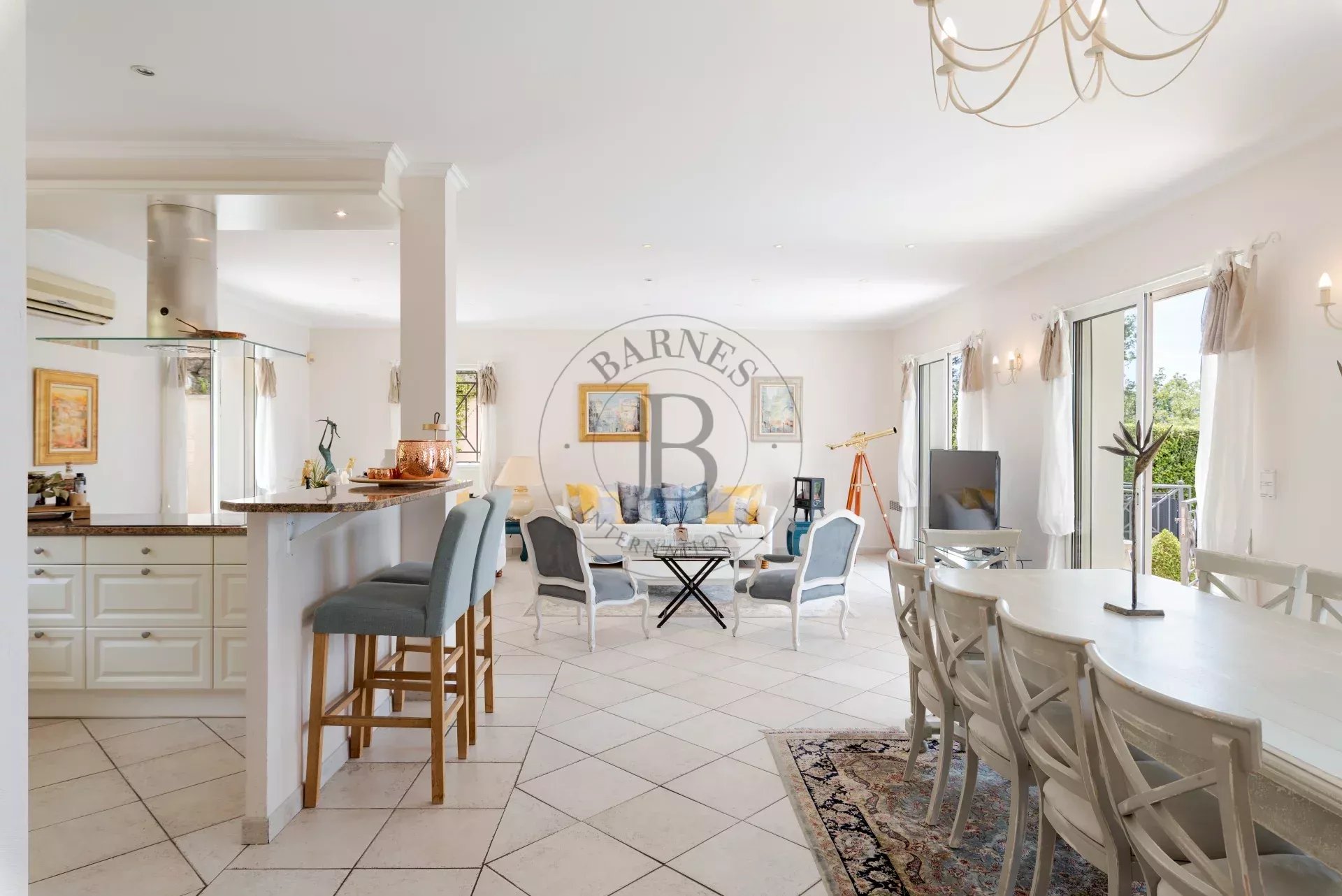 MOUGINS - VILLA AVEC VUE DANS DOMAINE SECURISE