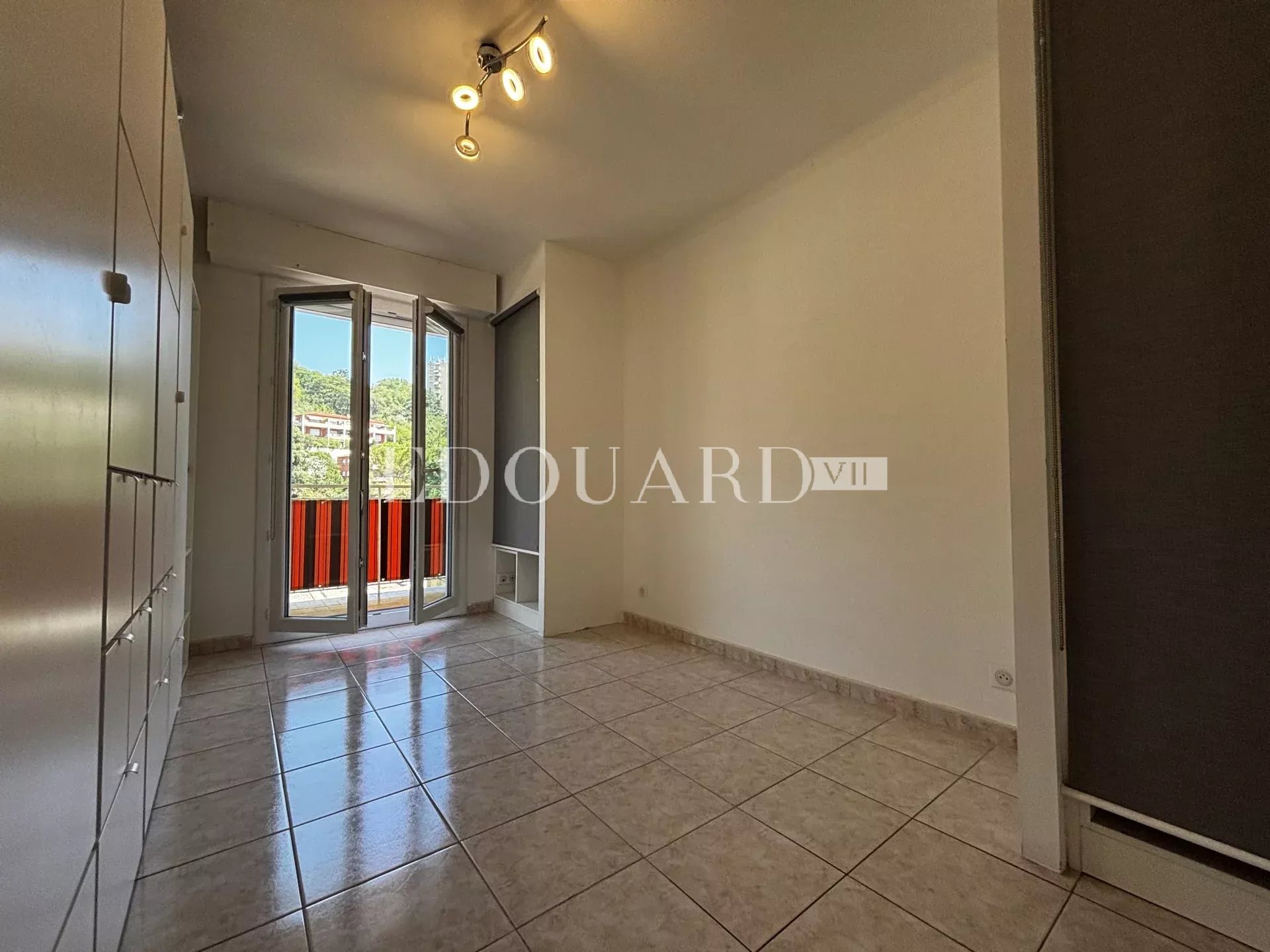 Sur la commune de Menton, en exclusivité deux pièces en bon état avec terrasse et vue dégagée