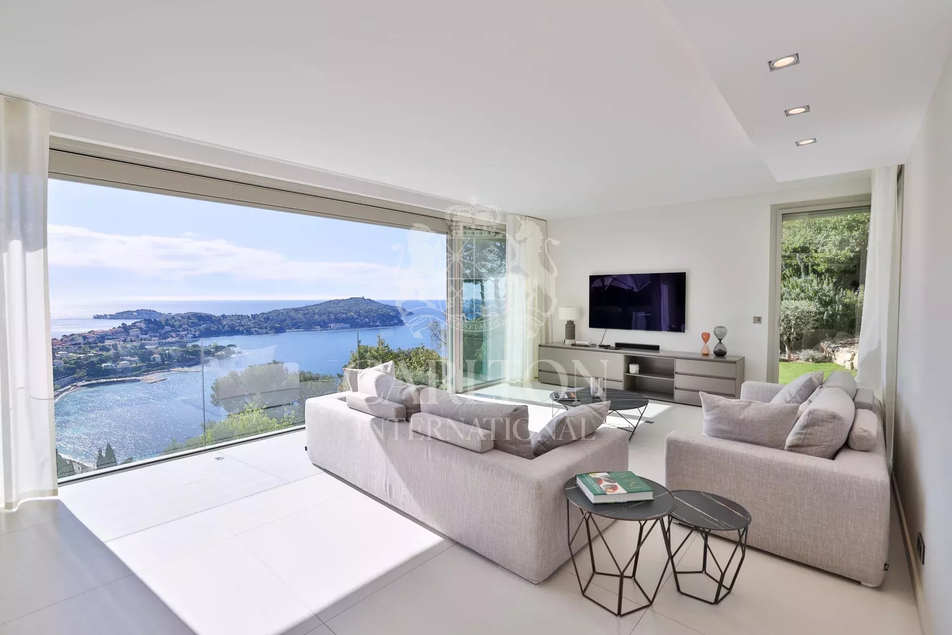 Prestigieuse villa contemporaine avec vue panoramique sur la mer