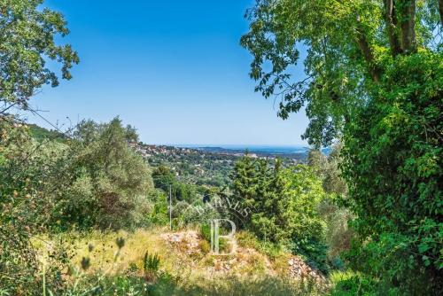 Grasse - Saint François - Terrain viabilisé vue mer - 2300m²