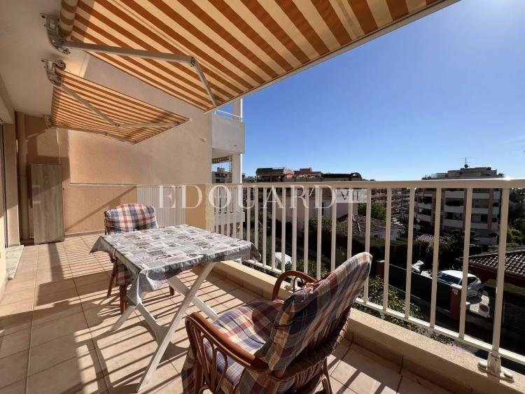 En exclusivité deux pièces en dernier étage avec spacieuse terrasse, cave et parking, à quelques pas des plages