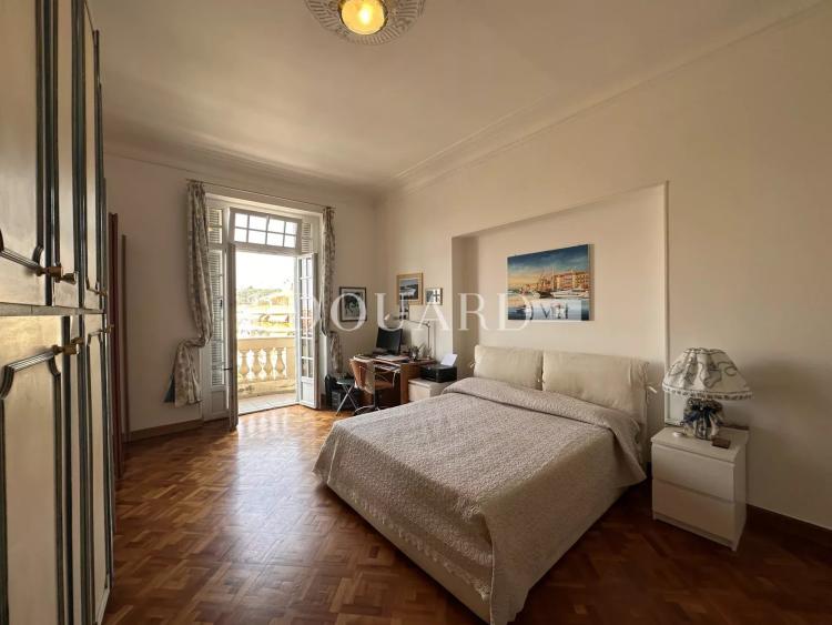 Vaste trois pièces à vendre avec belle vue sur la ville jusqu’à la mer, en plein centre de Menton