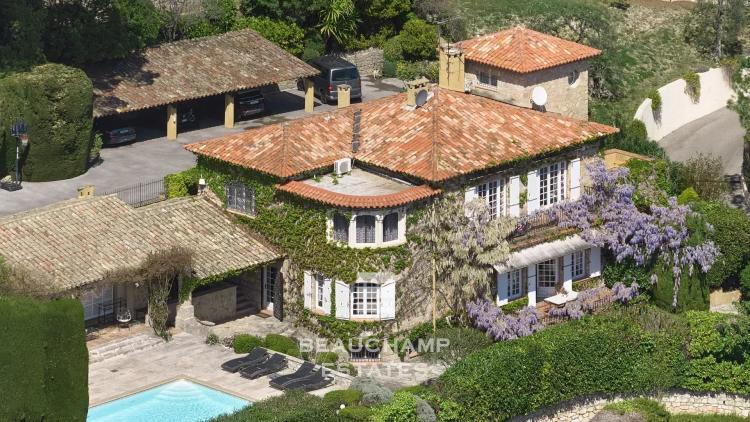 Bastide en pierre 6 chambres avec vue mer panoramique dans un domaine fermé à Mougins