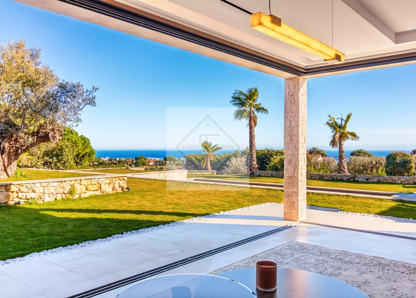Villa contemporaine d'exception à Super Cannes – Vue mer panoramique, domaine privé et sécurisé