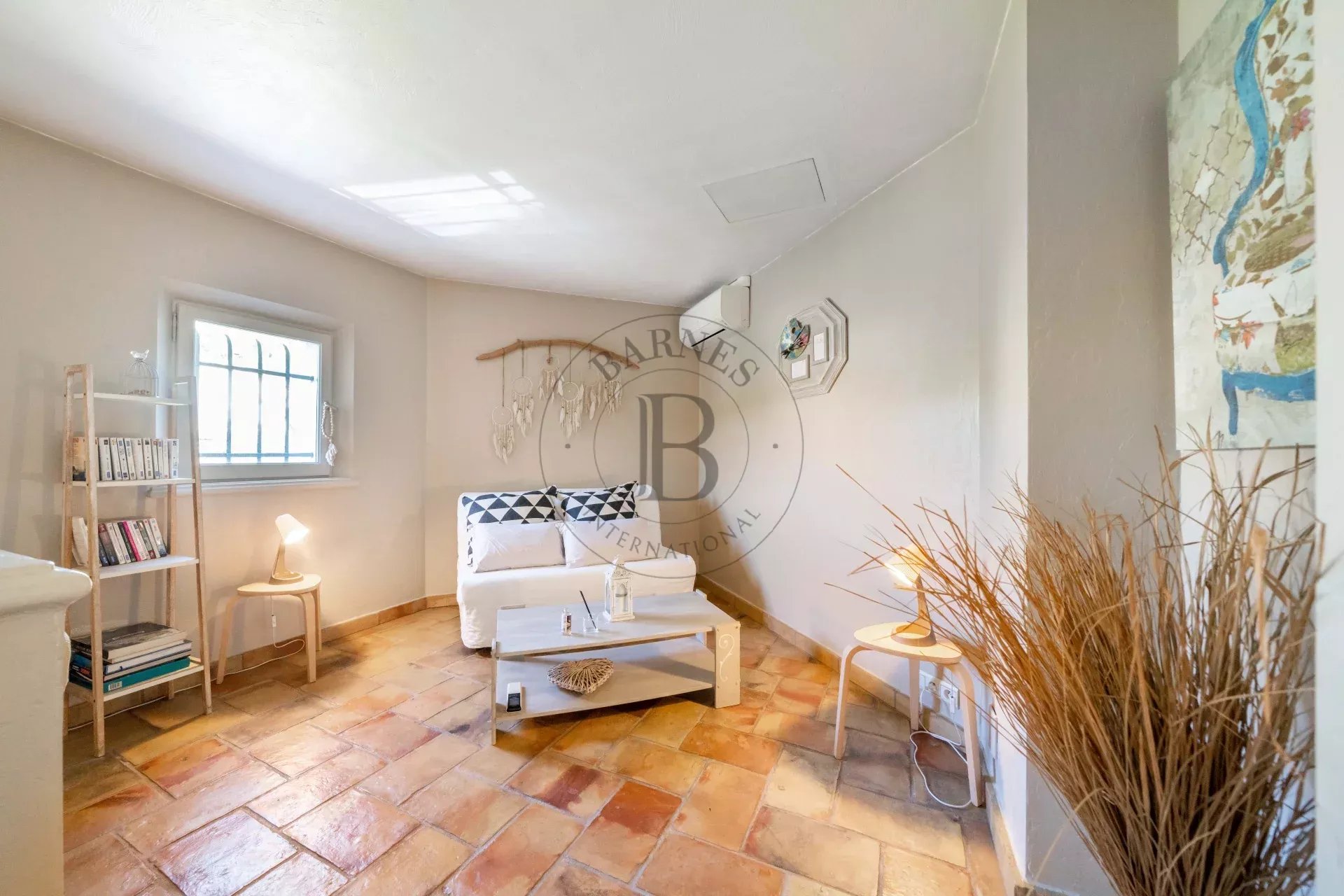 MOUGINS - VILLA DE CHARME - PROCHE VILLAGE