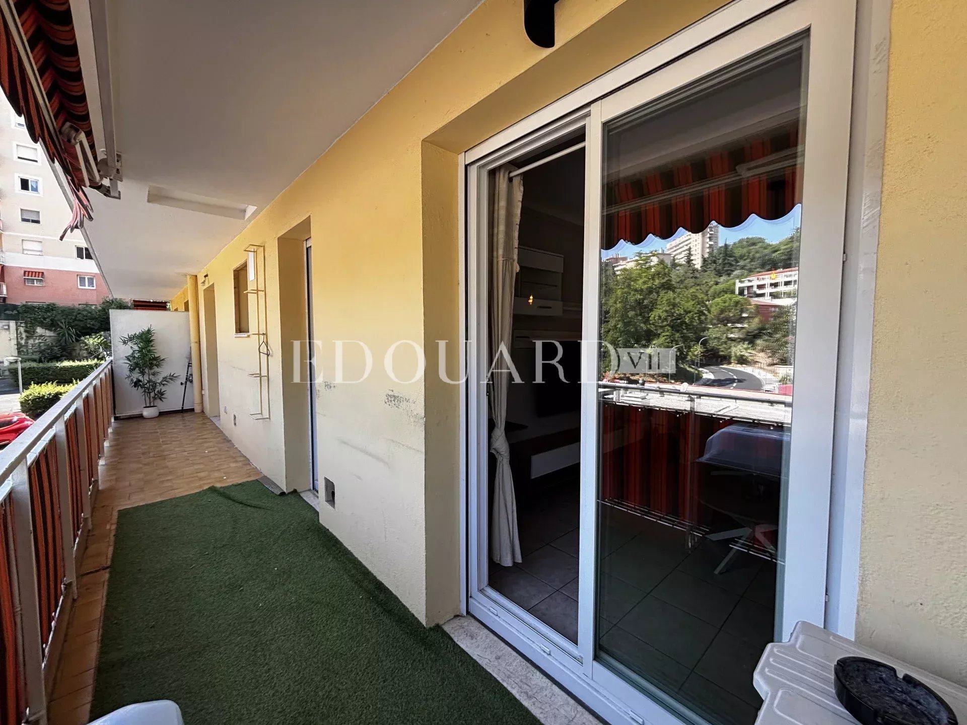 Sur la commune de Menton, en exclusivité deux pièces en bon état avec terrasse et vue dégagée