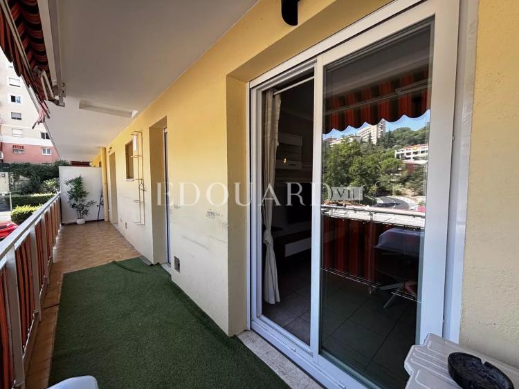 Sur la commune de Menton, en exclusivité deux pièces en bon état avec terrasse et vue dégagée