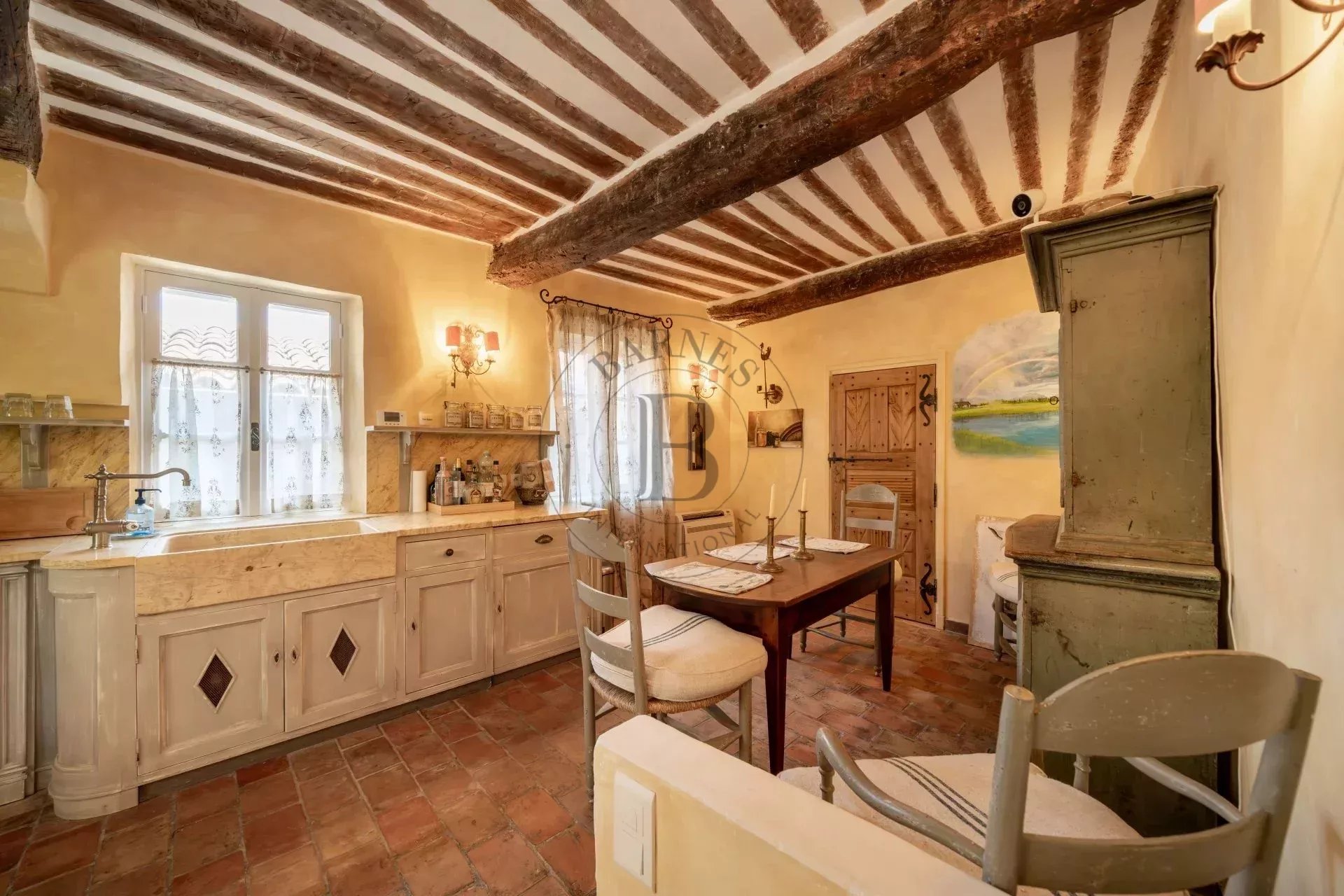 MOUGINS- MAISON DE VILLAGE- PROCHE DES COMMODITÉS