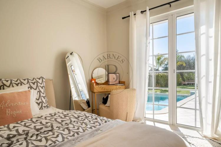MOUGINS - VILLA NÉO-PROVENÇALE - VUE PANORAMIQUE