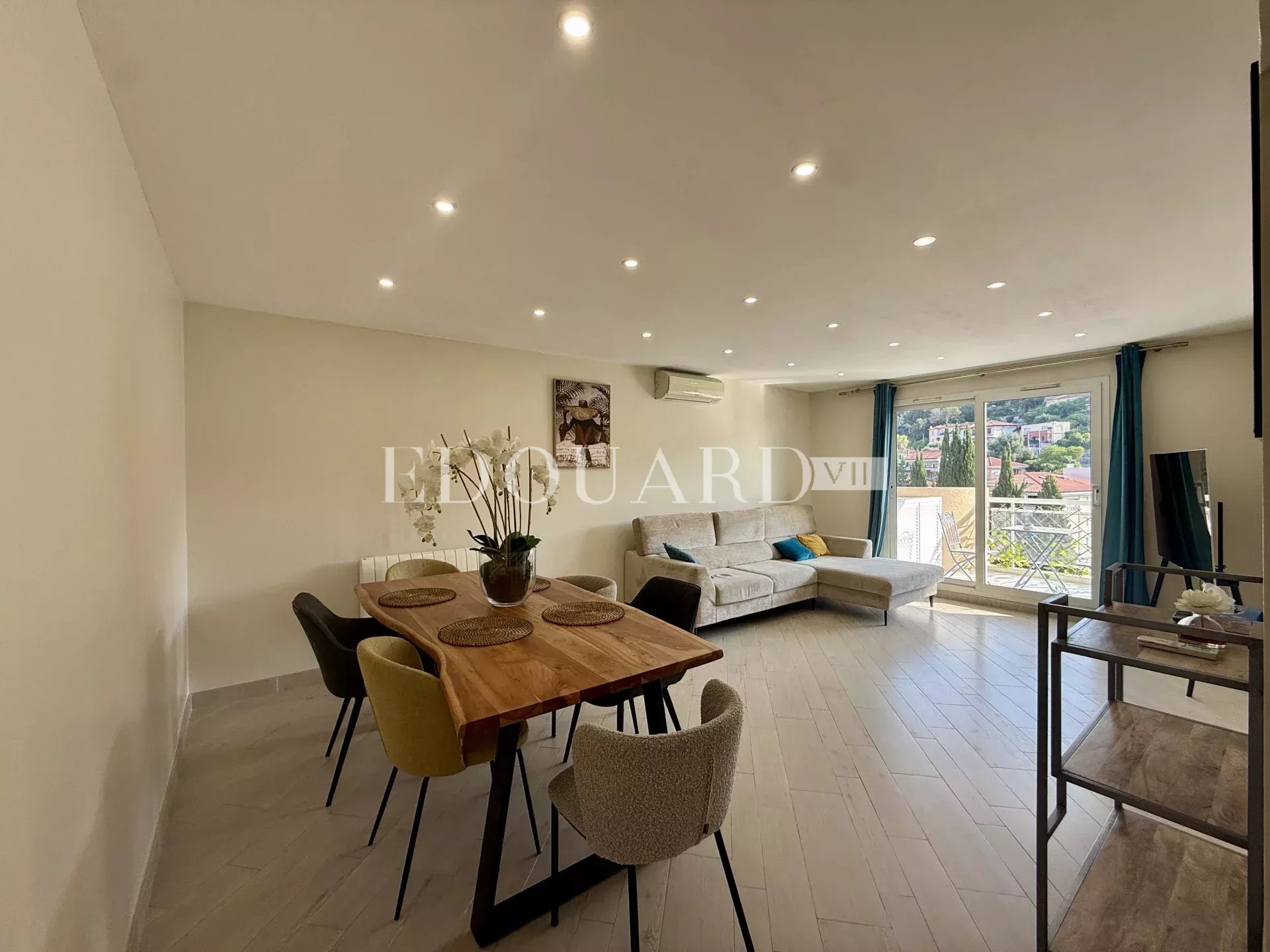 Sur la commune de Roquebrune Cap Martin, trois pièces avec terrasse, belle vue dégagée et grand garage