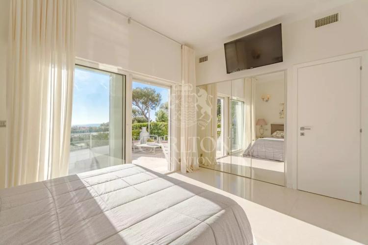 Villa contemporaine avec vue mer panoramique à Èze Bord de Mer