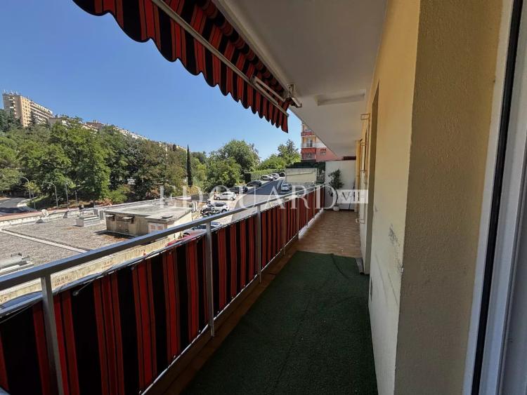 Sur la commune de Menton, en exclusivité deux pièces en bon état avec terrasse et vue dégagée