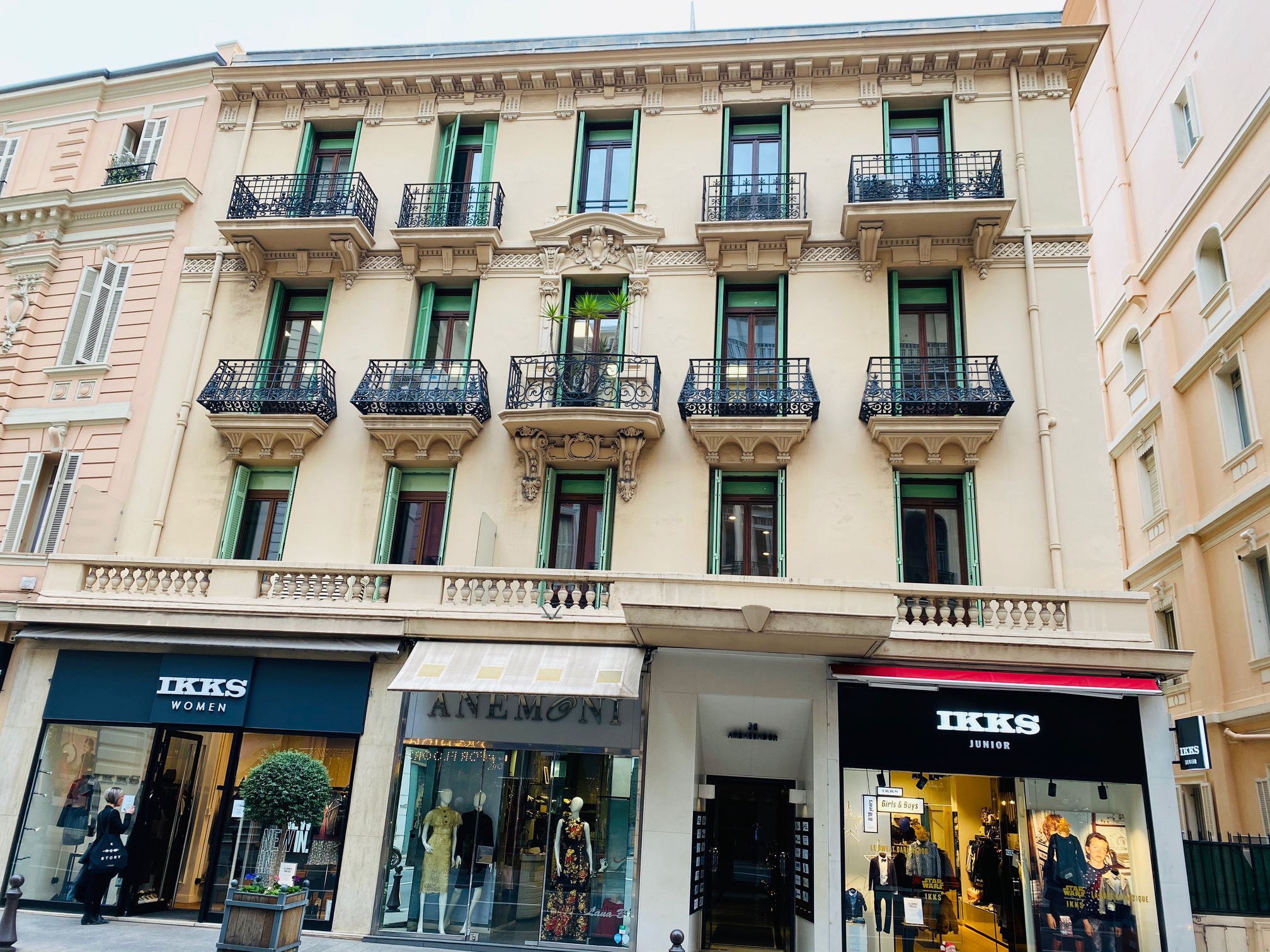 Boulevard des Moulins – Charmant deux-pièces avec balcon – Usage mixte