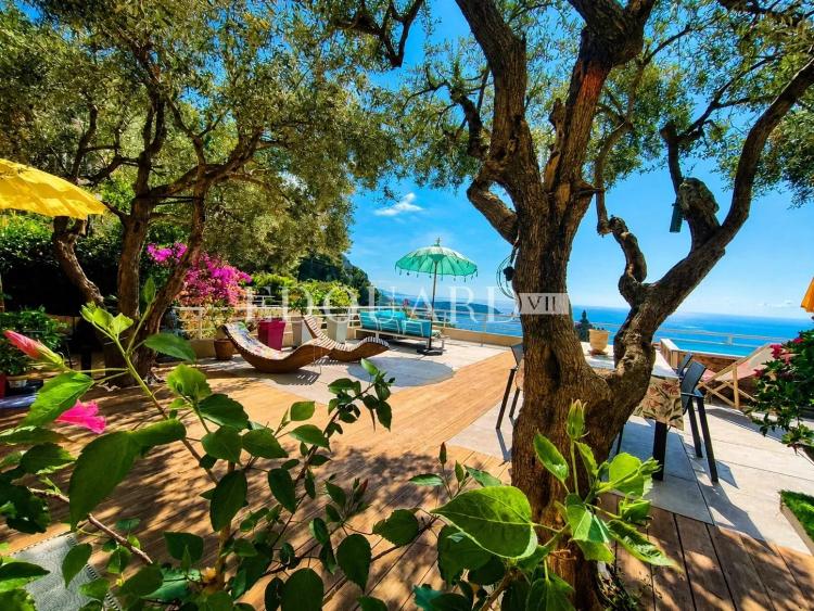 Roquebrune Cap Martin, trois pièces avec spectaculaire terrasse, petite piscine privée et superbe vue mer
