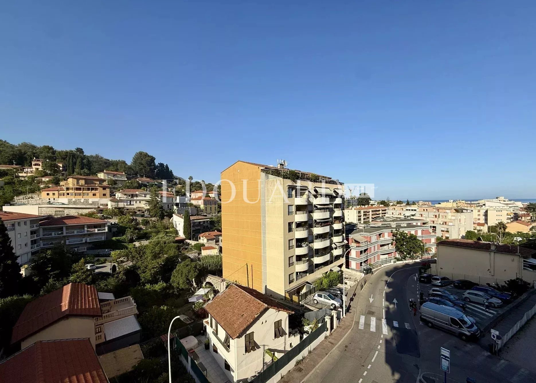 Sur la commune de Roquebrune Cap Martin, trois pièces avec terrasse, belle vue dégagée et grand garage