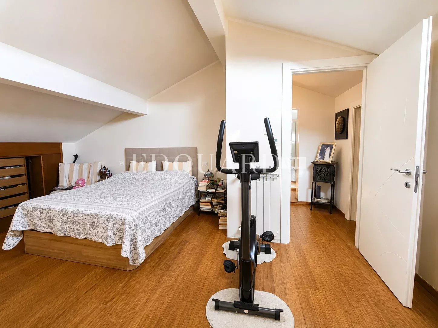 Villa indépendante à vendre, en excellent état avec piscine, jardin plat et vaste parking extérieur