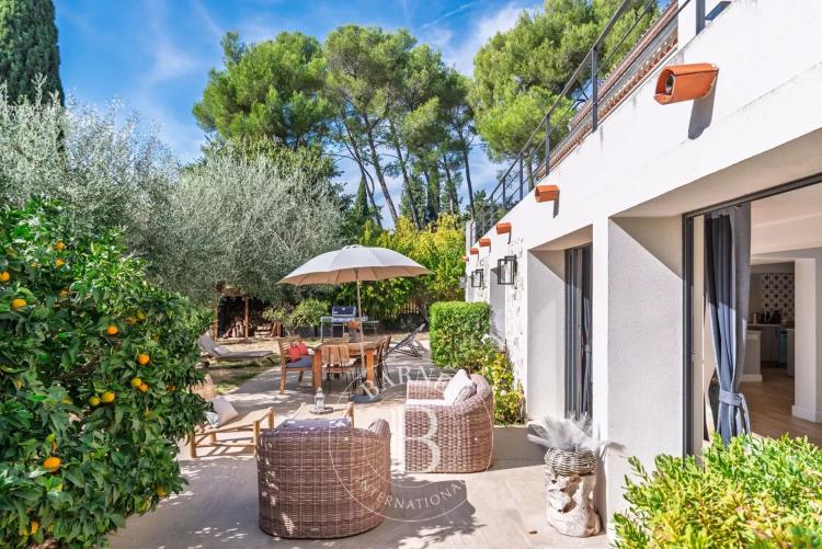Roquefort-les-Pins - Villa de caractère avec maison d’amis et 3 appartements indépendants - 9 chambres