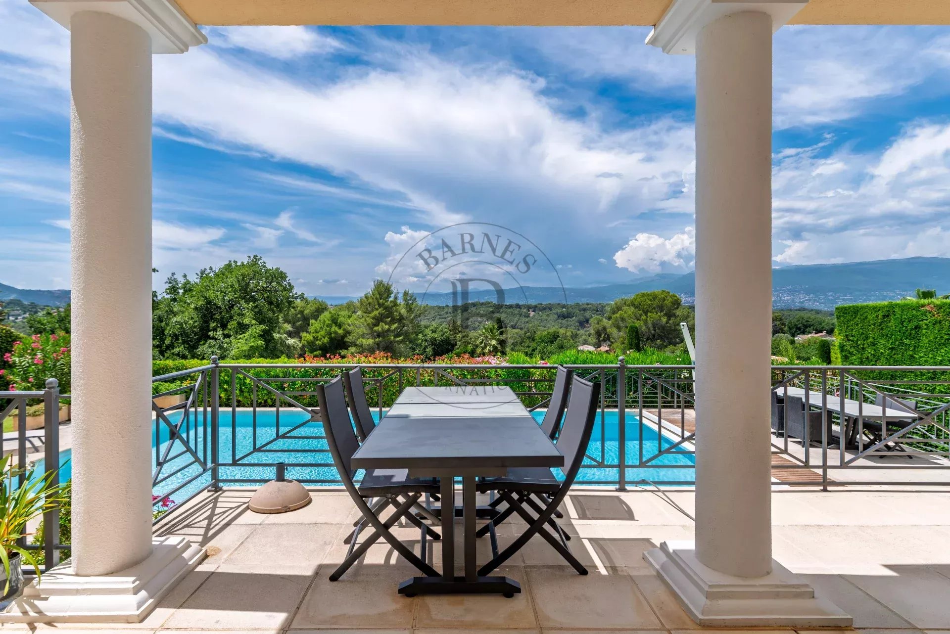 MOUGINS - VILLA AVEC VUE DANS DOMAINE SECURISE