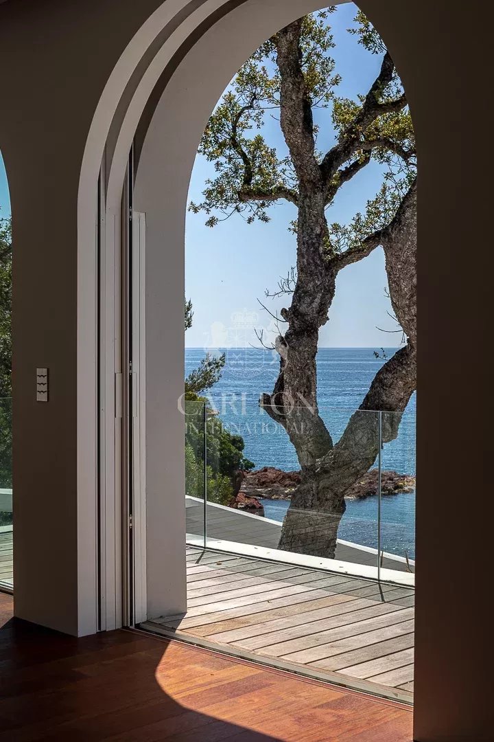 Propriété d'exception offrant deux accès privés à la mer méditerannée