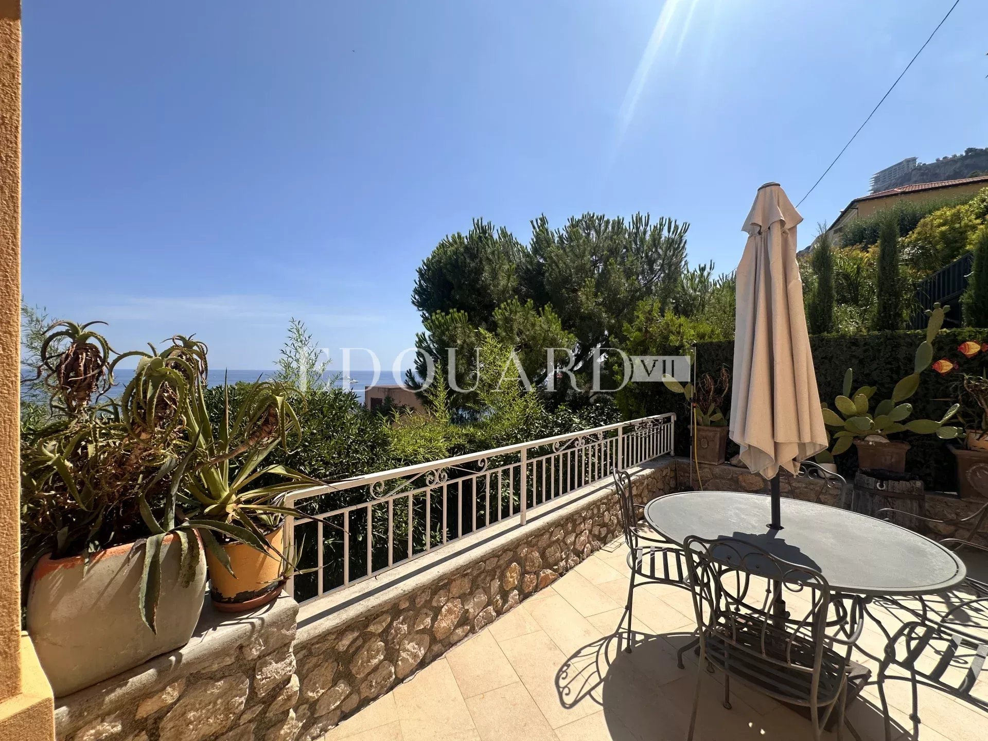 En exclusivité trois pièces avec vaste terrasse, belle vue mer panoramique et parking privatif