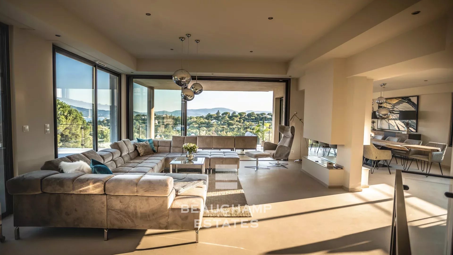 Villa d'exception avec vue mer dans le domaine privé de Beauvallon
