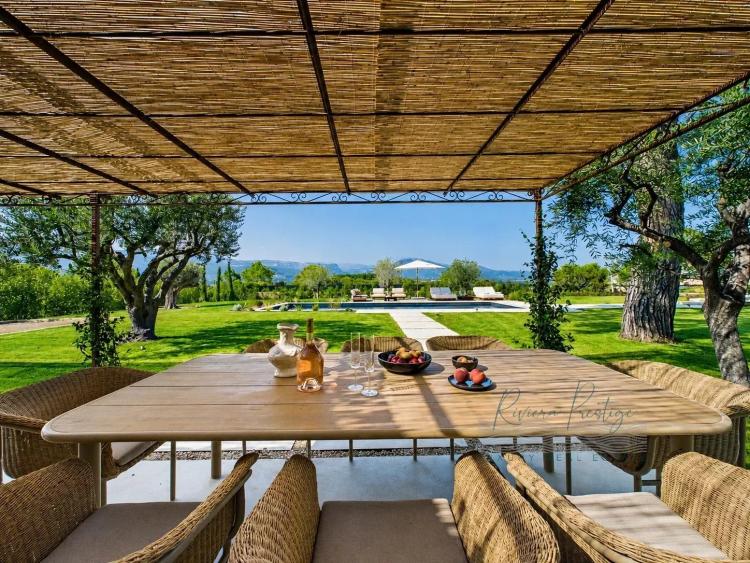 VILLA DE CHARME AVEC VUE DANS LE SECTEUR RÉSIDENTIEL DE CASTELLARAS
