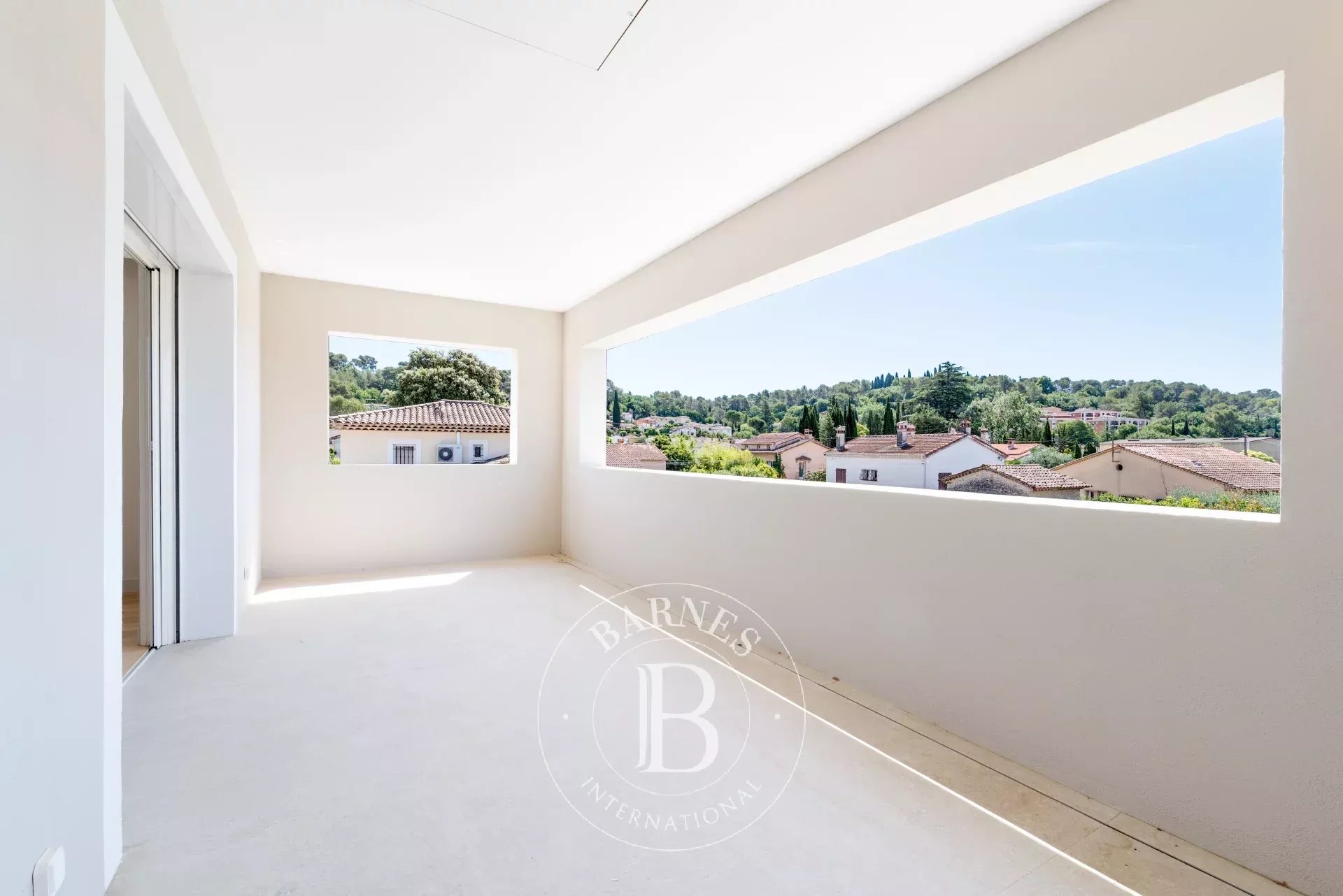 Grasse - Villa rénovée de 202 m2 au calme dans une impasse à proximité immédiate des commerces