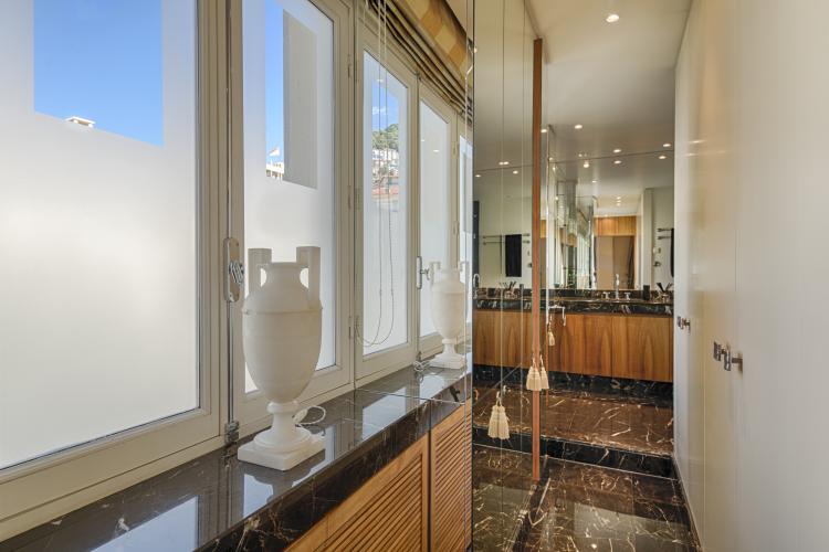 Magnifique duplex-penthouse avec vue mer en bordure du Carré d’Or