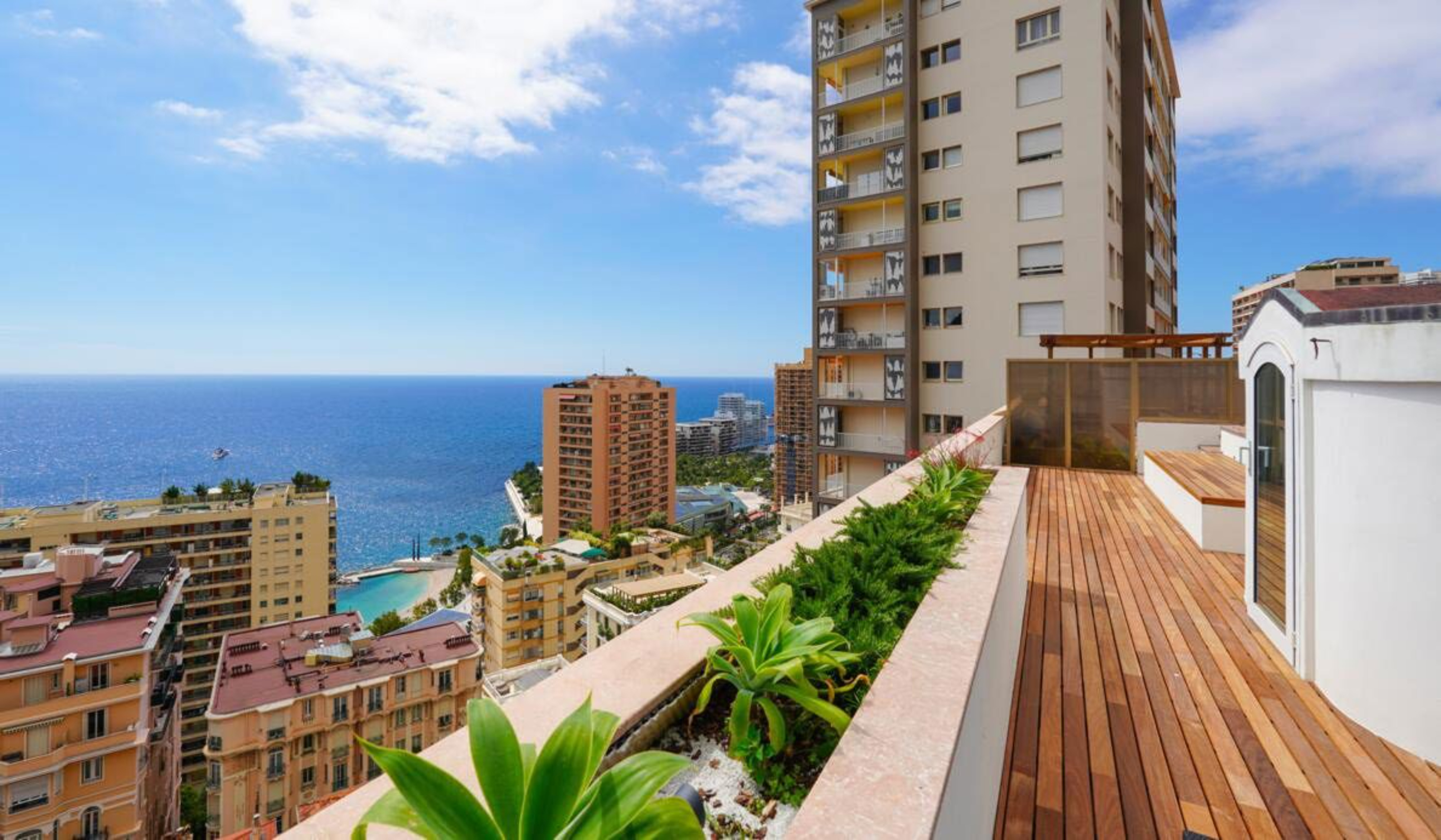 Exceptionnel penthouse en location avec piscine privée et vue mer panoramique