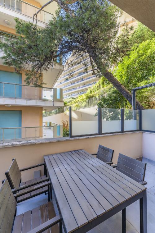 BETTINA: moderne studio rénové avec terrasse en location