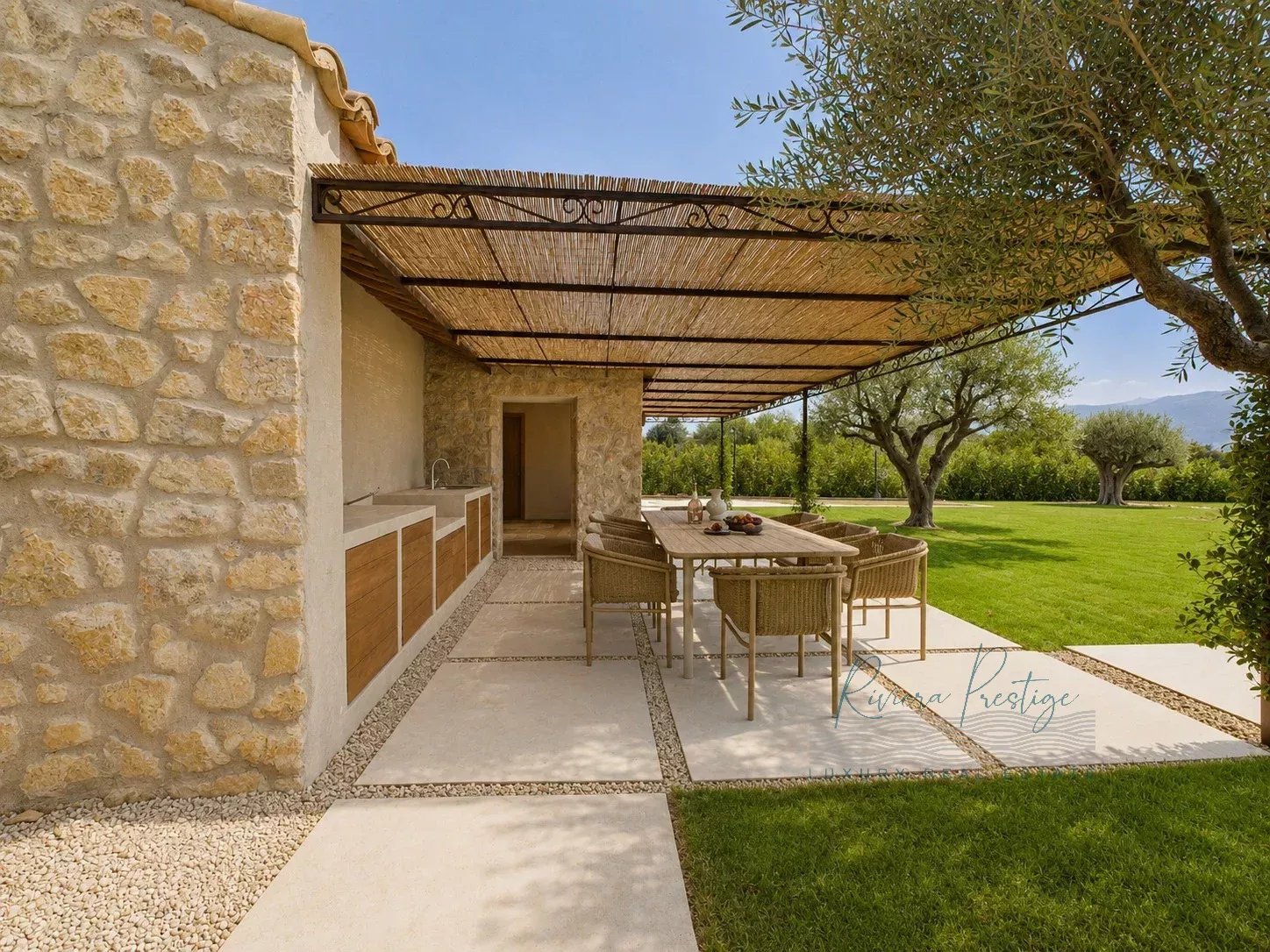 VILLA DE CHARME AVEC VUE DANS LE SECTEUR RÉSIDENTIEL DE CASTELLARAS