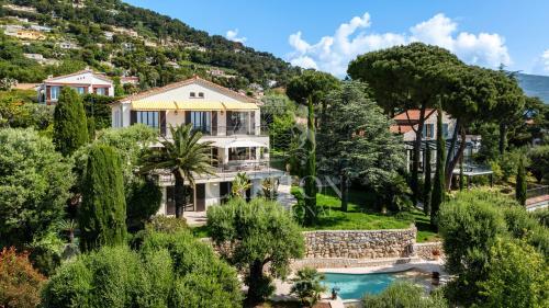 Propriété de charme avec vue mer panoramique et cadre privilégié proche Monaco