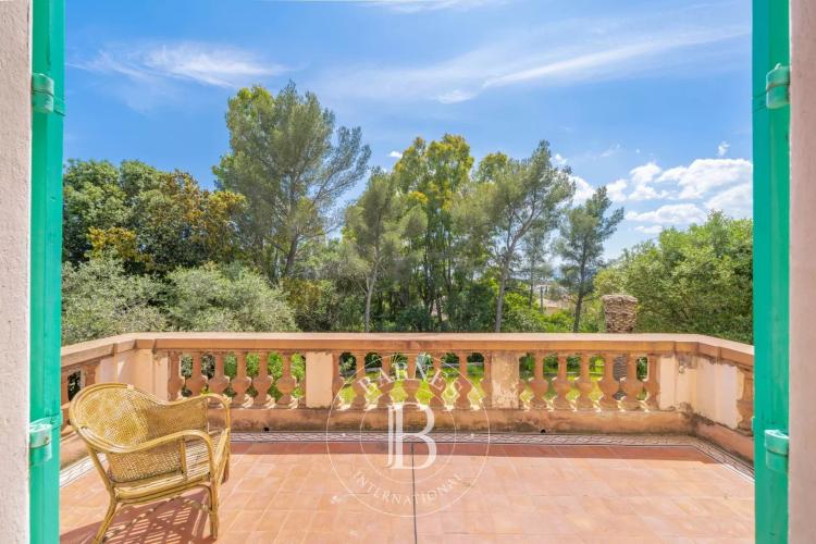 SAINT-RAPHAËL - VASTE VILLA BELLE-ÉPOQUE  AVEC VUE MER