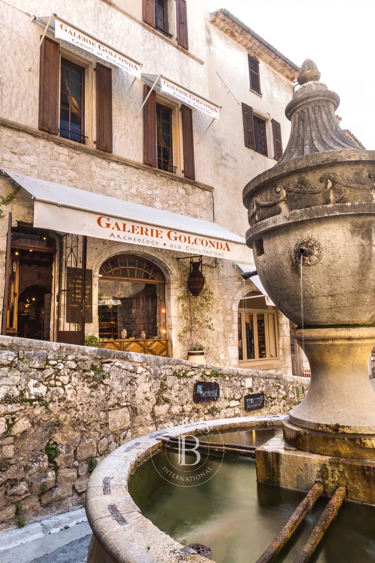 Immeuble historique avec galerie d’art et terrasse panoramique – Saint-Paul-de-Vence