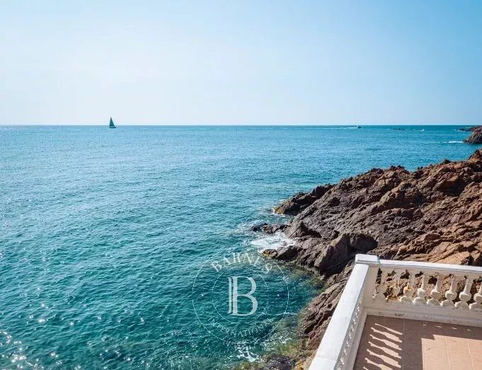 SAINT-RAPHAËL - VILLA "BELLE-EPOQUE" PIEDS DANS L'EAU