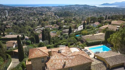 Bastide en pierre 6 chambres avec vue mer panoramique dans un domaine fermé à Mougins