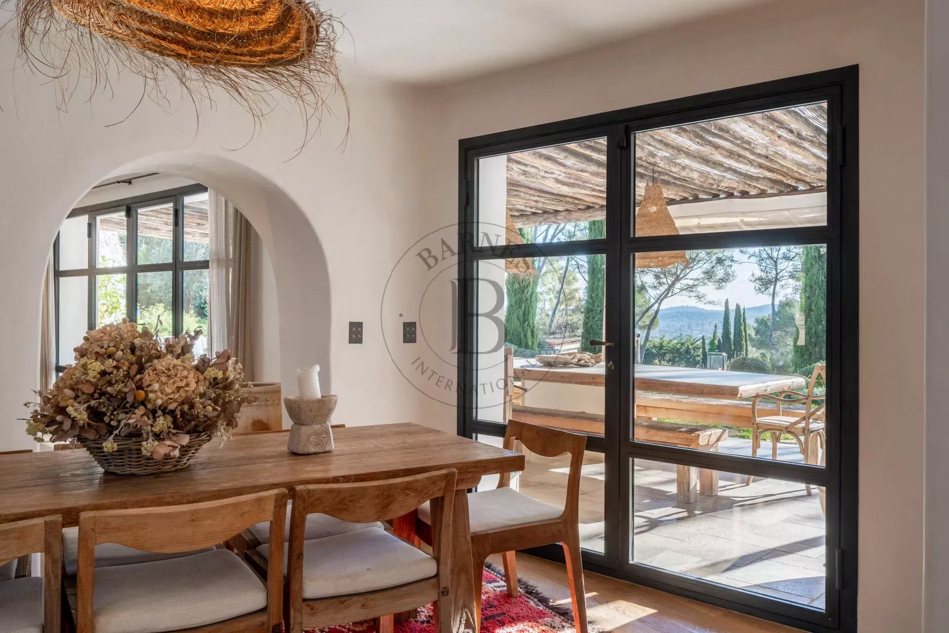 MOUGINS – PROPRIÉTÉ DE CHARME – ADRESSE RECHERCHÉE
