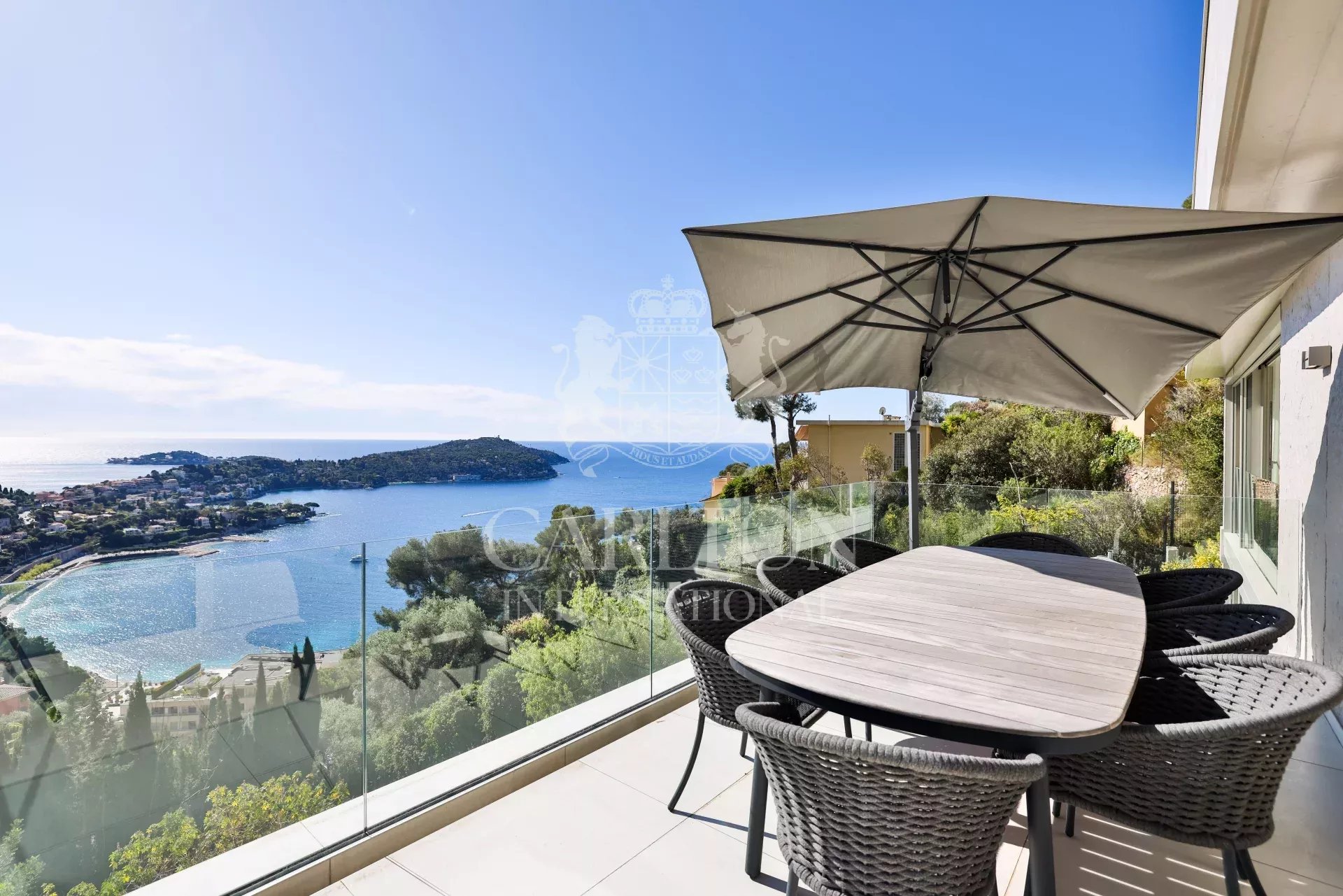 Prestigieuse villa contemporaine avec vue panoramique sur la mer