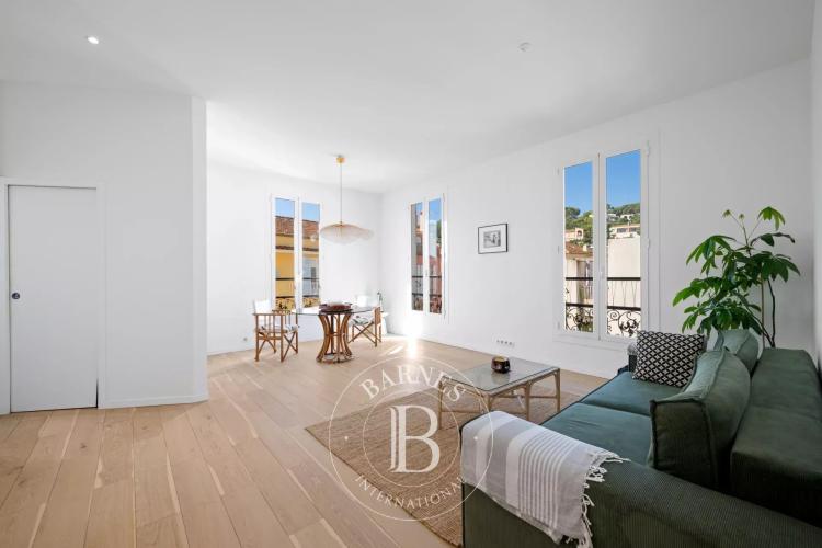SAINT-JEAN-CAP-FERRAT – APPARTEMENT EN DERNIER ÉTAGE AVEC APERÇU MER ET JARDIN PRIVATIF