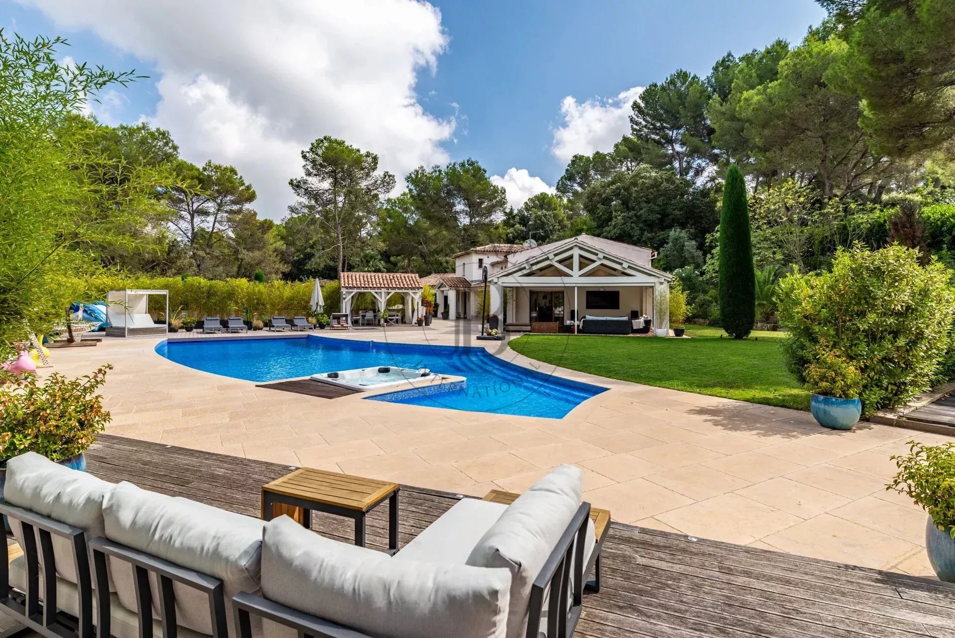 MOUGINS – VILLA PROVENÇALE – DOMAINE SÉCURISÉ