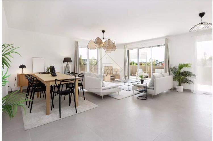 Dernier étage – Appartement 4 pièces neuf avec vue mer à Antibes