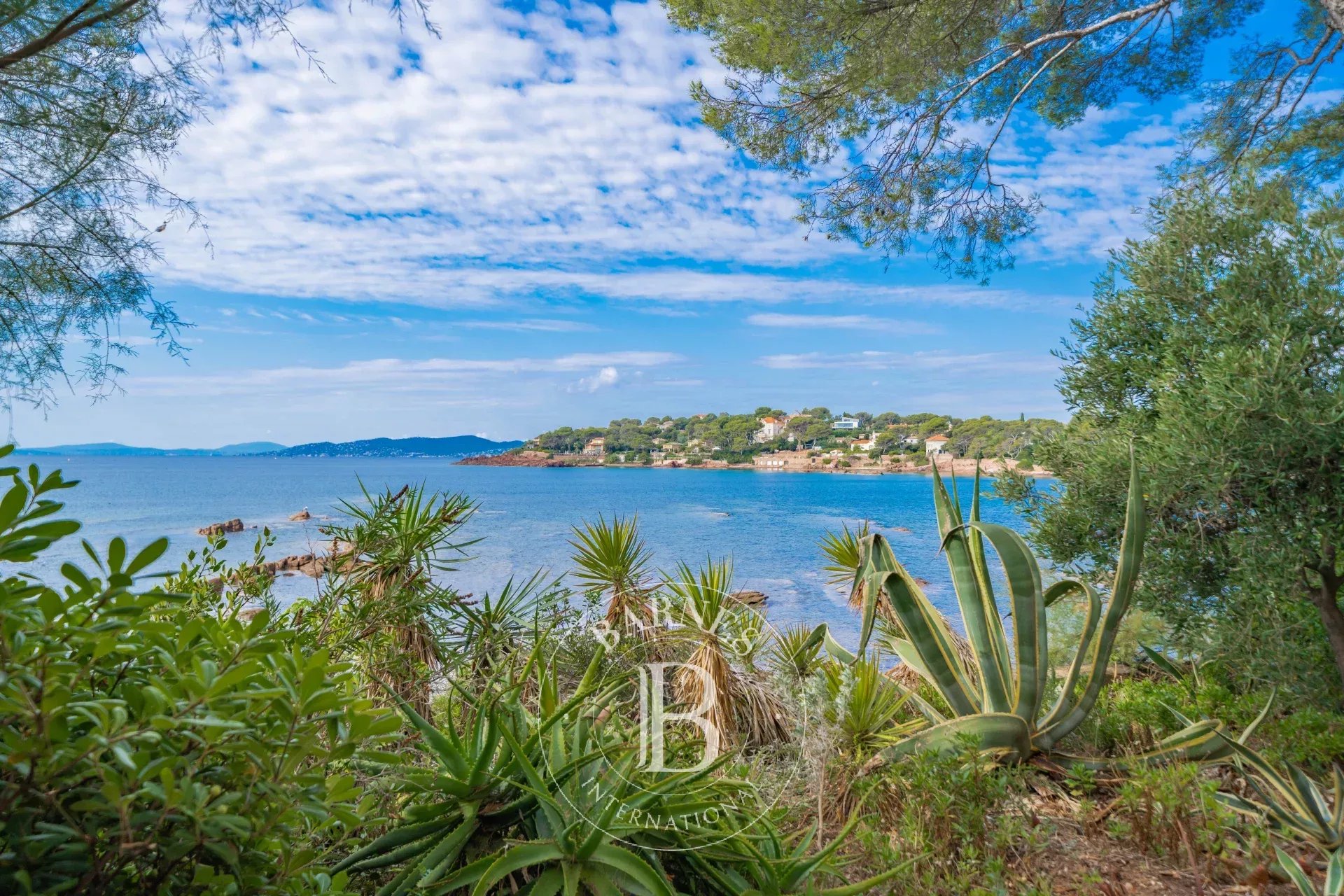 SAINT-RAPHAËL - EXCEPTIONNELLE VILLA PIED DANS L'EAU DATANT DE LA BELLE-ÉPOQUE