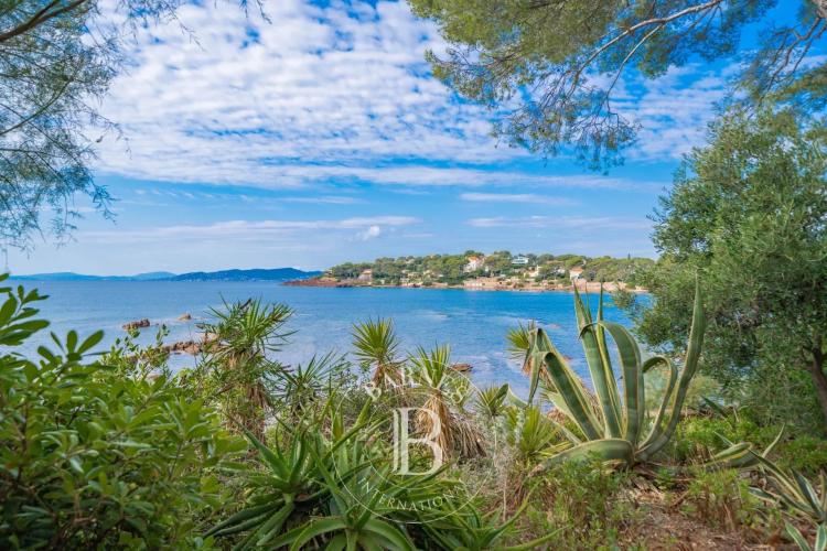 SAINT-RAPHAËL - EXCEPTIONNELLE VILLA PIED DANS L'EAU DATANT DE LA BELLE-ÉPOQUE