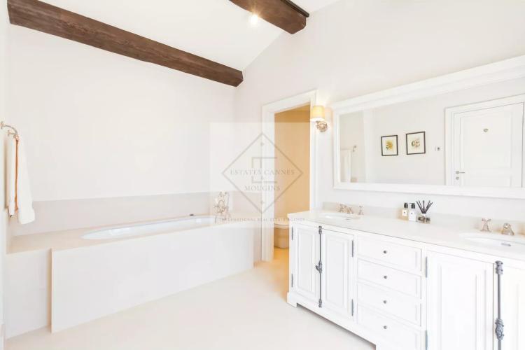 Élégante maison en pierre rénovée – Charme provençal près du Cap d’Antibes