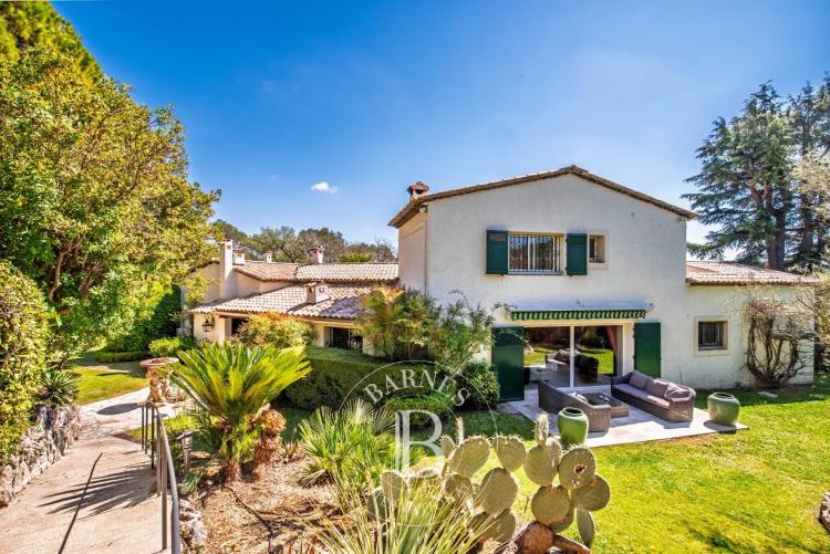 À quelques pas de Valbonne-  Propriété d’exception en domaine fermé, à proximité du golf, 2 maisons d’invités, piscine, calme absolu