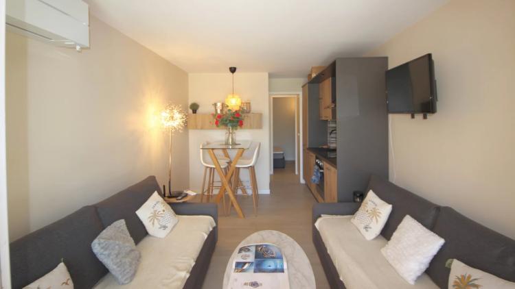 Agay - Cap Esterel - CHARMANT APPARTEMENT AVEC COIN CHAMBRE, EN REZ-DE-JARDIN AVEC VUE SUR L'ESTÉREL – ENTIÈREMENT RÉNOVÉ. Parking