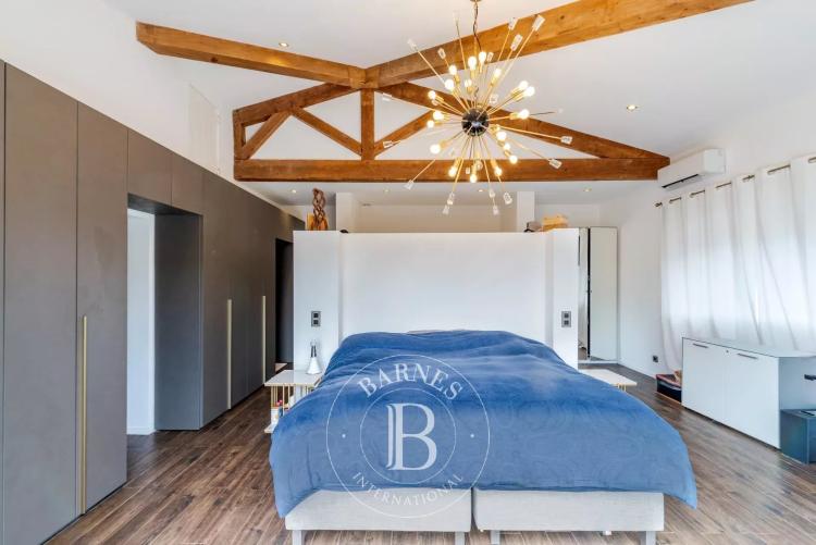 Roquefort-les-Pins - Elégante villa familiale rénovée à pied du centre ville