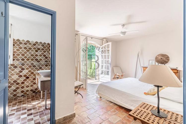 PROCHE MOUGINS – MAS EN PIERRE