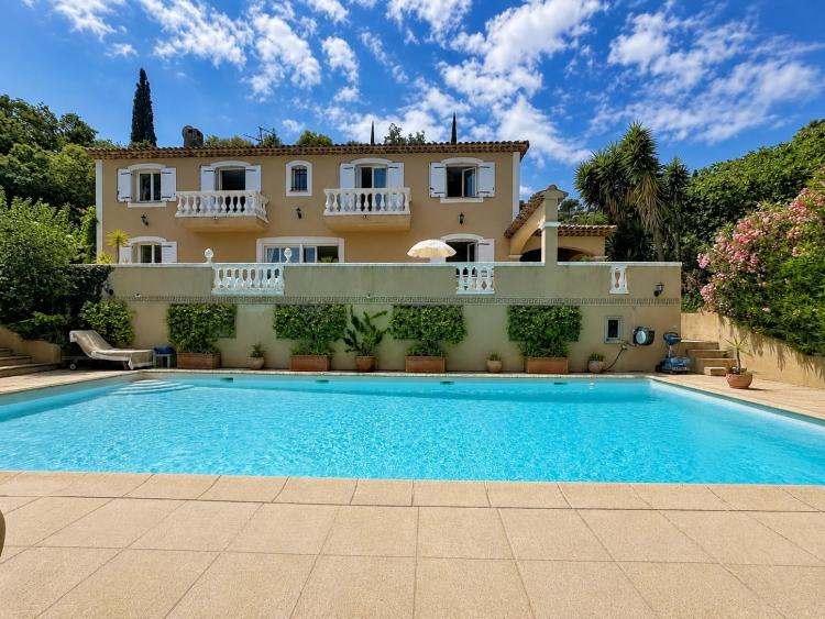 GASSIN – VILLA AVEC VUE MER À QUELQUES MINUTES DE SAINT-TROPEZ